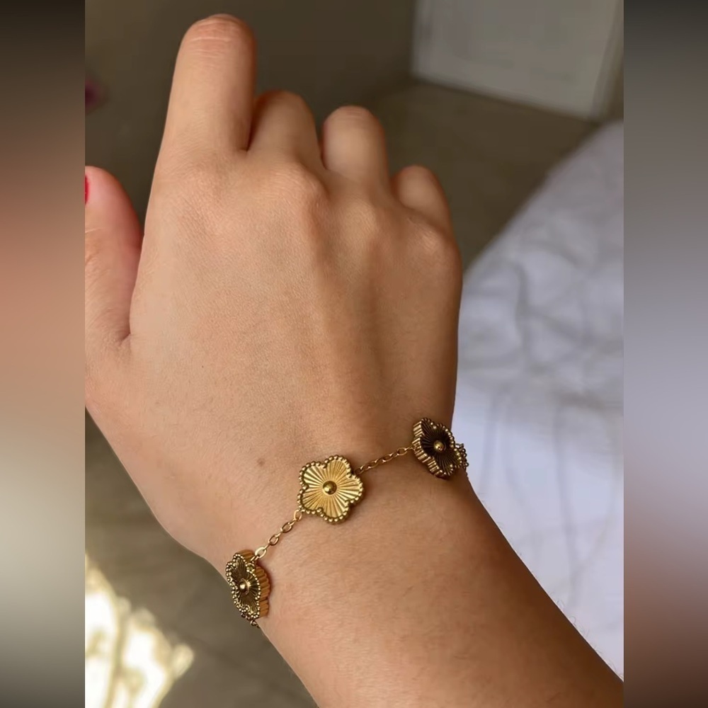 Alhambra Gold Elegant Floral Bracelet - Picture 4 of 8